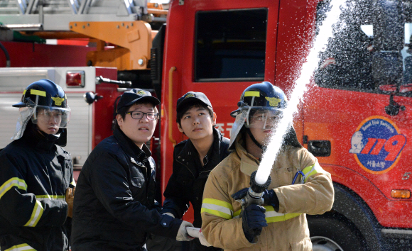 서울 강남소방서에서 119소방대원들과 공익들이 비상시 화재 진압 훈련을 하고 있다.