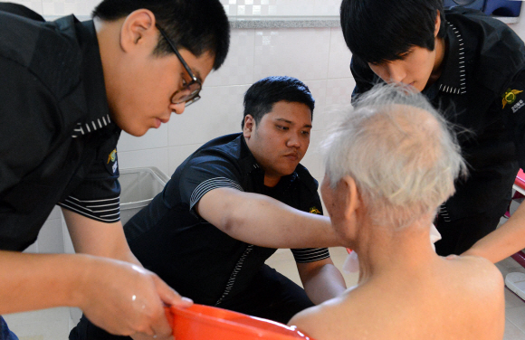 서울 청암노인요양원에서 공익들이 요양 중인 노인을 목욕시켜 주고 있다.