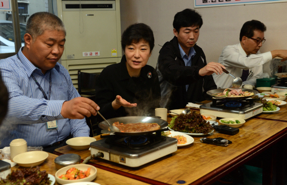 박근혜(왼쪽에서 두 번째) 새누리당 대선 후보가 22일 서울 서초구 방배동의 한 기사식당에서 택시 기사들과 점심 식사를 하던 중 손짓을 하며 이야기를 하고 있다. 정연호기자 tpgod@seoul.co.kr