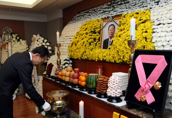 이명박 대통령이 23일 서울아산병원 장례식장에 마련된 구평회 E1 명예회장의 빈소를 찾아 조문하고 있다. 연합뉴스