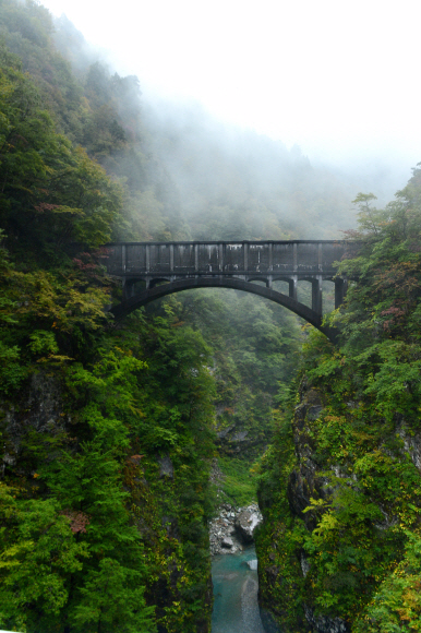 일본에서 가장 골이 깊다는 구로베협곡. 니가타현 묘코시의 아침.
