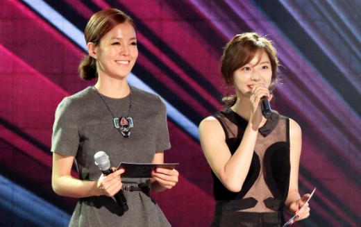 김성은(왼쪽), 박수진이 25일 오후 서울 마포구 상암동 CJ E&M센터에서 열린 ‘2012 스타일 아이콘 어워즈(SIA)’ 시상식에서 수상자를 발표하고 있다.<br>연합뉴스