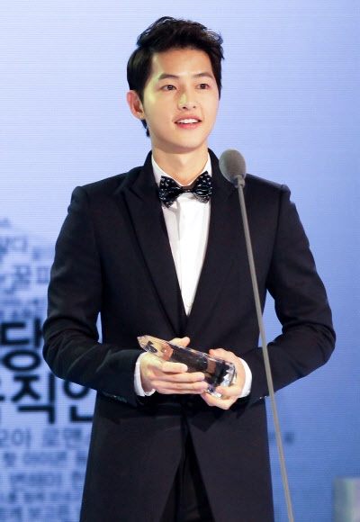 배우 송중기가 25일 오후 서울 마포구 상암동 CJ E&M센터에서 열린 ‘2012 스타일 아이콘 어워즈(SIA)’ 시상식에서 수상소감을 말하고 있다. <br>연합뉴스