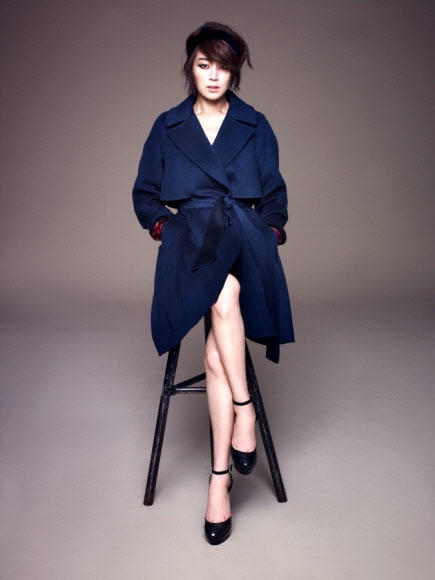 배우 한지혜가 여성 브랜드 모그의 모델로 모그 제너레이션 2012 겨울 화보에서 트렌치코트 사이로 매끈한 각선미를 뽐내고 있다. <br>제공=LG패션