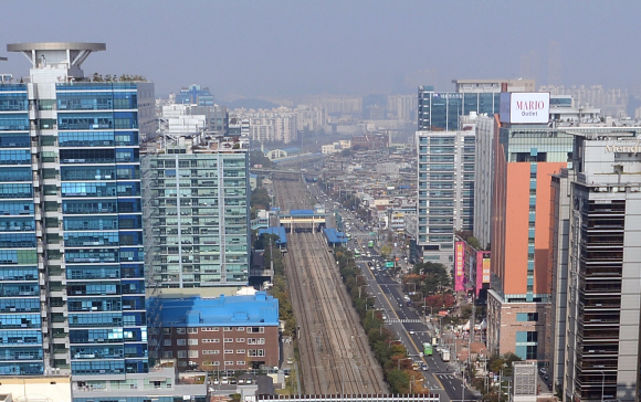 지난 26일 한 건물 옥상에서 내려다본 서울 금천구 가산디지털단지 주변. 중간쯤 자리한 ‘수출의 다리’엔 출퇴근 시간이면 시간당 2000여대의 차량이 몰려들면서 극심한 체증을 유발해 이름값을 하지 못하고 있다. 이언탁기자 utl@seoul.co.kr