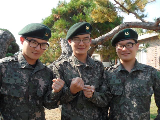 육군 7포병여단 758포병대대 통신소대에서 근무하는 세쌍둥이 김명곤(왼쪽부터)·명규·명기 하사. 이들은 29일부터 전문하사로 연장 복무한다. 육군 제공