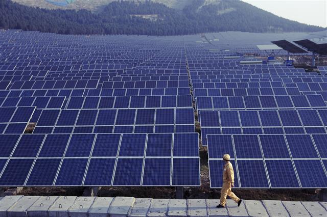 중국 장쑤성 쑤저우에 위치한 한화솔라원의 태양광 발전소 전경. 2㎿ 규모로, 약 1만 가구에 전력을 공급할 수 있다.  한화그룹 제공