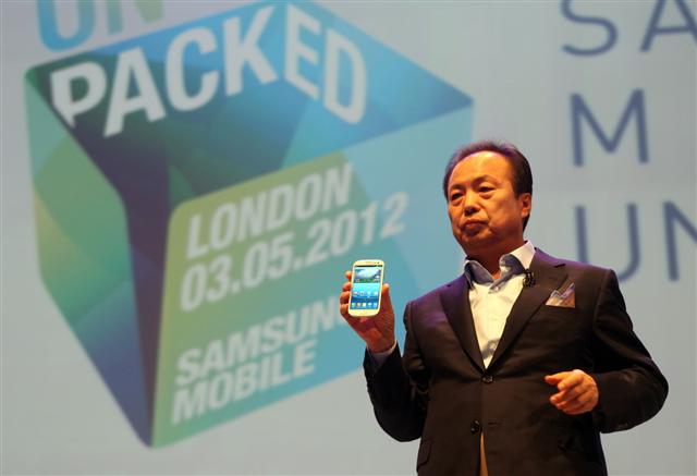 지난 5월 영국 런던에서 열린 삼성전자의 모바일 언팩 행사에서 신종균 삼성전자 정보기술·모바일(IM) 부문 사장이 프리미엄 스마트폰 ‘갤럭시S3’를 선보이고 있다.  삼성전자 제공