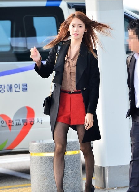 비비안 웨스트우드 홍콩 컬렉션에 참석하기 위해 홍콩으로 출국하는 걸그룹 소녀시대의 멤버 윤아가 31일 오전 인천국제공항 출국장으로 들어서고 있다.<br>
