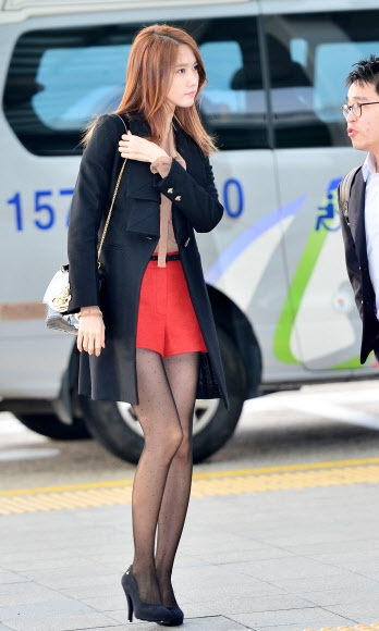 비비안 웨스트우드 홍콩 컬렉션에 참석하기 위해 홍콩으로 출국하는 걸그룹 소녀시대의 멤버 윤아가 31일 오전 인천국제공항 출국장으로 들어서고 있다.<br>