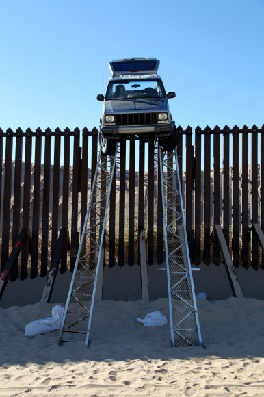멕시코 마약 밀매꾼으로 추정되는 이들이 SUV 차량을 이용해 멕시코와 미국 간 국경 펜스를 넘으려다 꼭대기에 차가 걸리는 바람에 도망치는 웃지 못할 일이 벌어졌다. 미국 세관국경보호국 제공