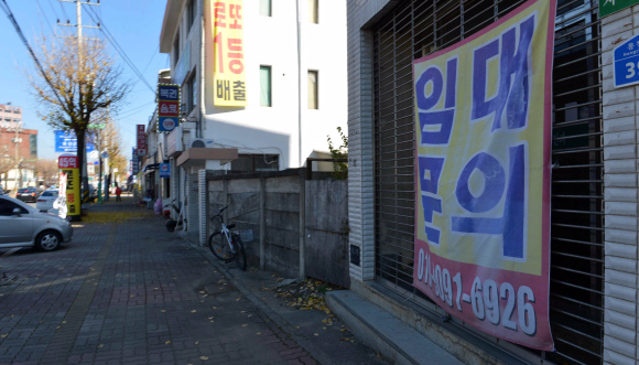 강원 홍천군 홍천읍 번영로. 군청 소재지이지만 대낮임에도 한적한 분위기다. 손형준기자 boltagoo@seoul.co.kr