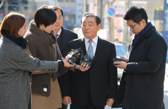 이명박 대통령의 내곡동 사저 및 경호시설 터 매입을 주도한 김인종 전 청와대 경호처장이 2일 서울 서초동 특검 사무실로 출석하며 기자들의 질문에 답하고 있다. 도준석기자 pado@seoul.co.kr