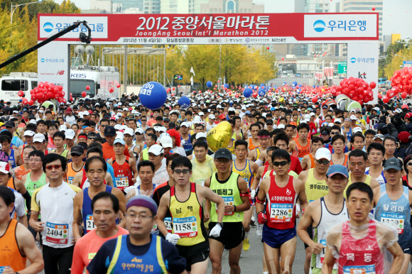 서울 잠실 종합운동장을 출발해 성남시를 오가는 ‘2012 중앙서울마라톤’ 참가자들이 4일 오전 잠실 종합운동장에서 출발하고 있다.  연합뉴스