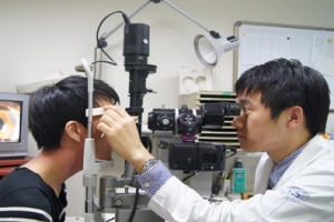 ‘눈 속 필름’ 망막 이상 환자 4년새 58%↑