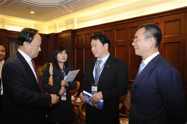 최태원(왼쪽 세 번째) SK그룹 회장이 3일 ‘베이징포럼’에 참석한 주산루(첫 번째) 베이징대 당서기, 린이푸(네 번째) 전 세계은행 부총재와 사회적기업 등 현안에 대해 얘기를 나누고 있다. SK그룹 제공