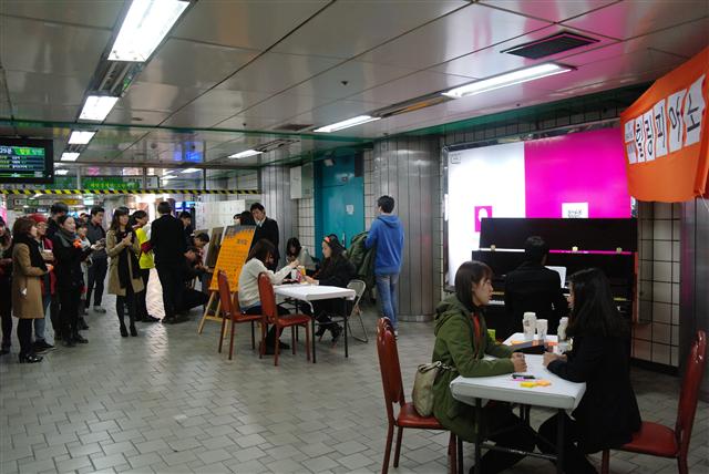 비영리 봉사단체 ‘아트앤쉐어링’이 4일 오후 서울 마포구 지하철 2호선 신촌역에서 거리공연 ‘힐링 피아노’를 열고 있다. 아트앤쉐어링 제공