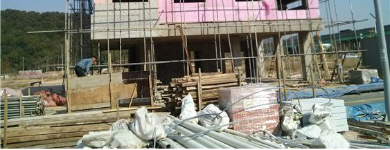 지방의 한 상가건물 건축 현장에 배관으로 사용할 PVC 관이 쌓여 있다. 시중에는 중금속이 다량 함유된 저질 PVC관이 단독주택이나 오피스텔, 상가 건축물 등의 배관용으로 사용되고 있다.