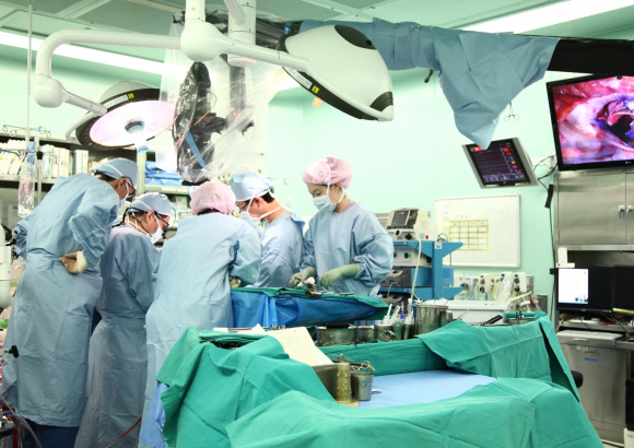 건국대병원 송명근(왼쪽에서 두번째) 교수가 지난 3일 대동맥판막협착증 환자를 상대로 ‘새로운 동맥판막 성형술’(카바수술)을 적용한 수술을 진행하고 있다. 이 장면은 위성을 통해 일본 학회로 실시간 생중계됐다. 건국대병원 제공