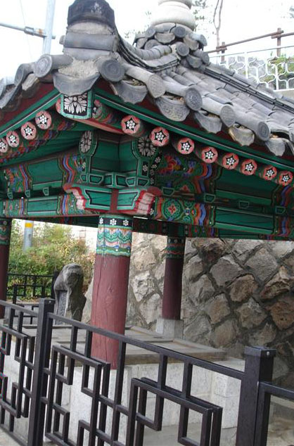 경남문화재 제82호로 등록된 몽고정. 고려시대 몽고군의 식수원으로 팠던 우물이다.