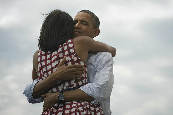 영부인 미셸 오바마와 포옹하고 있는 사진 버락 오바마 트위터