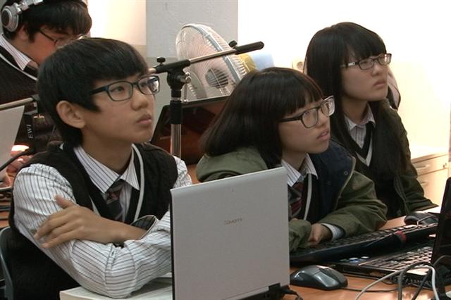 한국게임과학고 사운드디자인과 학생들이 진지한 모습으로 수업을 듣고 있다.  장고봉PD goboy@seoul.co.kr