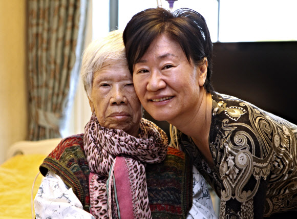 어린이재단에 아파트를 기부한 양애자(왼쪽) 할머니와 딸 정인숙씨.