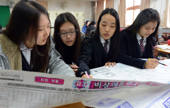 9일 서울 목동고의 3학년 교실에서 수험생들이 대학수학능력시험 가채점 결과에 맞춰 주요 대학 배치표를 살펴보고 있다. 배치표를 들여다보는 수험생들의 표정에 절실함이 가득하다.  정연호기자 tpgod@seoul.co.kr