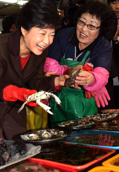 시장으로  박근혜(왼쪽) 새누리당 대선 후보가 9일 부산 중구 남포동 자갈치 시장을 방문해 한 상인과 함께 웃으며 꽃게를 집어들고 있다. 부산 연합뉴스