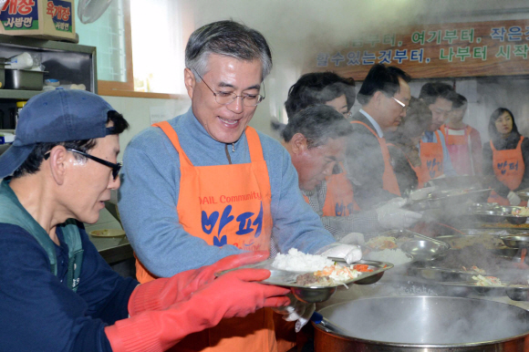 밥 퍼주는 文 문재인(왼쪽) 민주통합당 대선 후보가 11일 서울 동대문구 답십리에 있는 다일공동체 밥퍼나눔운동본부에서 열린 ‘다일의 날 다시 한번 일어서기’ 행사에 참석해 최일도(오른쪽) 목사와 함께 배식을 준비하고 있다. 정연호기자 tpgod@seoul.co.kr 