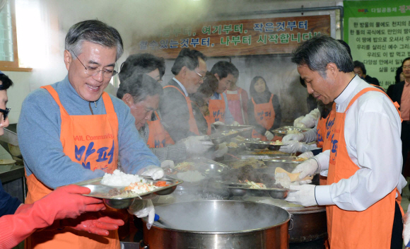 밥 퍼주는 文 문재인(왼쪽) 민주통합당 대선 후보가 11일 서울 동대문구 답십리에 있는 다일공동체 밥퍼나눔운동본부에서 열린 ‘다일의 날 다시 한번 일어서기’ 행사에 참석해 최일도(오른쪽) 목사와 함께 배식을 준비하고 있다. 정연호기자 tpgod@seoul.co.kr 