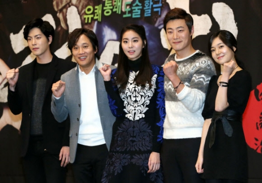 14일 서울 영등포구 여의도동 콘래드 서울에서 열린 KBS 2TV 새 수목극 ‘전우치’ 제작보고회에서 출연진(홍종현(왼쪽부터), 차태현, 유이, 이희준, 백진희)이 포토타임을 갖고 있다.<br>연합뉴스