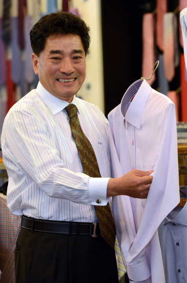 정근호 라이프어패럴 회장이 14일 서울 중구 명동 매장에서 이음매의 주름을 펴는 ‘크노’ 기술이 적용된 와이셔츠에 대해 설명하고 있다. 정연호기자 tpgod@seoul.co.kr