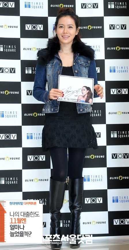 배우 손예진이 16일 오후 서울 영등포 타임스퀘어 올리브영에서 열린 화장품 브랜드 보브의 ‘진 시리즈’ 출시 기념 팬사인회에 참석하고 있다.