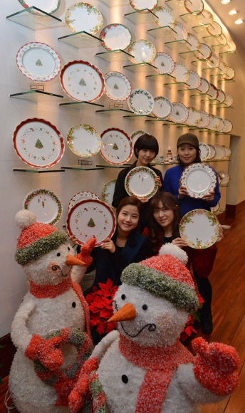 18일 서울 용산구 한남동 IP부티크호텔에서 한국도자기 직원들이 크리스마스 분위기의 도자기 제품을 선보이고 있다. 한국도자기는 다음 달까지 겨울을 소재로 한 기획 제품을 20% 할인 판매한다고 밝혔다. 손형준기자 boltagoo@seoul.co.kr