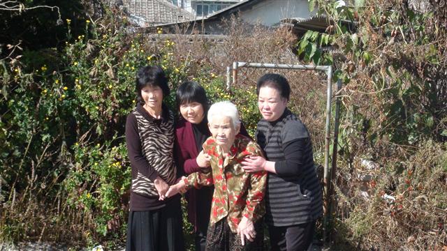 김순금(왼쪽 두번째)씨가 지난 3일 경북 영주에서 어머니 남현조(세번째)씨, 큰언니 순악(왼쪽)씨, 순남(오른쪽)씨와 함께 사진을 찍고 있다. 서울 구로경찰서 제공