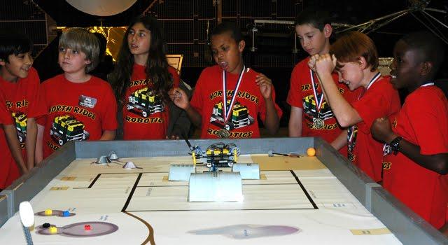 미항공우주국(NASA)을 찾은 미국의 초등학생들이 레고를 조립해 만든 모형 화성탐사 로봇을 관찰하며 우주 탐사로봇의 원리를 배우고 있다. NASA는 올 한해 6000만 달러의 예산을 들여 초·중등학생들을 위한 융합교육 프로그램을 개발했다.  NASA NEWS 제공