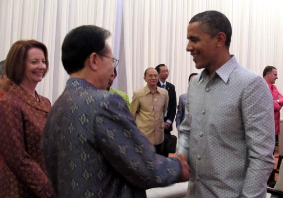 이명박(왼쪽) 대통령과 버락 오바마 미국 대통령이 지난 19일 캄보디아 프놈펜에서 열린 캄보디아 총리 주최 아세안 정상 및 관계국 정상 만찬에서 만나 악수를 하고 있다.  청와대 제공