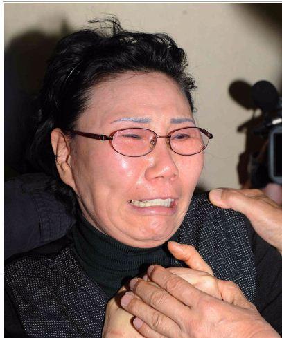강성애씨가 2010년 11월 남편 김치백씨가 사망하자 오열하던 당시의 모습. 서울신문 포토라이브러리