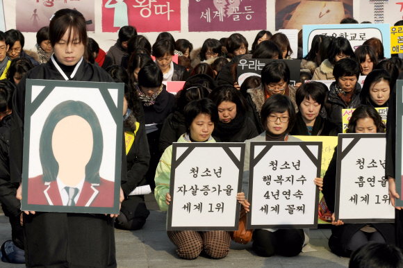 22일 서울 종로구 세종로 세종문화회관에서 열린 ‘좋은 학교 만들기 학부모 연대’(대표 김종원) 발대식에 참가한 학부모들이 폭력, 성적 비관 등 학교 문제로 희생된 아이들의 넋을 기리며 무릎을 꿇고 사죄하는 퍼포먼스를 하고 있다. 이 단체는 앞으로 ‘모두가 행복한 좋은 학교 만들기’ 100만 서명운동을 전국적으로 전개할 계획이다. 박지환기자 popocar@seoul.co.kr