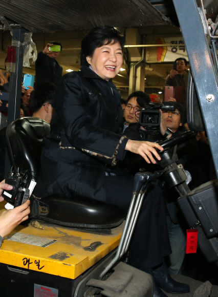 ‘지게차 朴기사’  박근혜 새누리당 대선 후보가 23일 대구 매천동 농수산물도매시장을 방문해 청과물을 운송하는 지게차에 올라 운전하는 포즈를 취하며 웃고 있다. 뉴스1