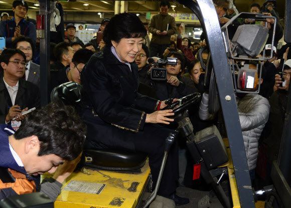 지게차에 오른 박근혜 후보 새누리당 박근혜 대선 후보가 23일 오후 대구 매천동 농수산물도매시장을 방문, 청과물 운송용 지게차에 올라 작동을 해보고 있다.  연합뉴스