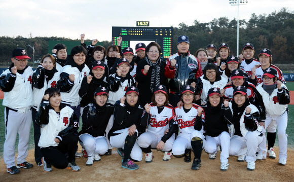 지난 24일 익산 야구장에서 열린 ‘LG배 한국여자야구대회’ 결승전에서 블랙펄스팀이 최종 우승을 차지했다. LG전자 구본준 부회장과 한국여자야구연맹 김을동 회장이 우승을 차지한 블랙펄스팀 선수들과 기념 촬영을 하고 있다.  LG전자