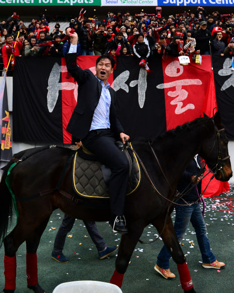 개선장군처럼…  나흘 전 프로축구 FC서울을 K리그 챔피언에 올려 놓은 최용수 감독이 25일 서울월드컵경기장에서 열린 2위 전북과의 경기를 1-0 승리로 마친 뒤 말을 타고 팬들의 환호를 받으며 우승 세리머니를 펼치고 있다. 홍승한기자 hongsfilm@sportsseoul.com