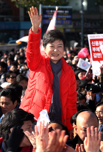 새누리당 박근혜 대선후보가 유세 첫날인 27일 오전 대전역 광장에서 연설을 마친 후 시민들을 향해 손을 흔들고 있다. 연합뉴스