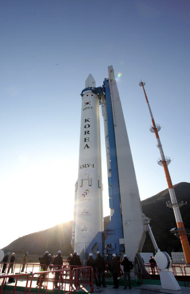 한국 첫 우주발사체 ‘나로호(KSLV-1)’의 3차 재발사 예정을 이틀 앞둔 27일  나로호가 전남 고흥군 외나로도 나로우주센터 발사대에서 이렉터에 의해 발사대에 세워지고 있다.  한국항공우주연구원 제공