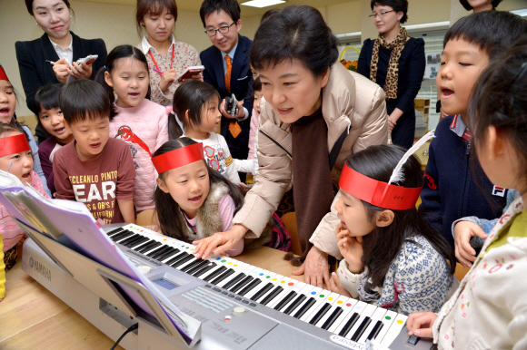 어린이들과 함께  박근혜 새누리당 대선 후보가 29일 첫 서울 유세로 여의도 한국거래소 직장 어린이집을 방문해 원생들의 노래에 맞춰 피아노 반주를 하고 있다. 안주영기자 jya@seoul.co.kr