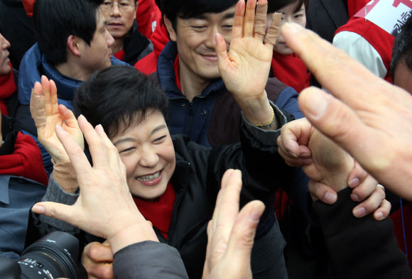새누리당 박근혜 대선후보가 2일 오전 강릉 택시부 광장 거리유세에서 유권자들과 손을 잡으며 인사를 나누고 있다.  연합뉴스