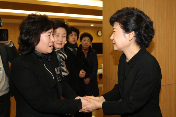박근혜, 李보좌관 유족 위로  박근혜(오른쪽) 새누리당 대선 후보가 3일 오후 서울 여의도 성모병원 장례식장에 마련된 이춘상 보좌관의 빈소에서 유족의 두 손을 잡으며 애도를 표하고 있다. 국회사진기자단