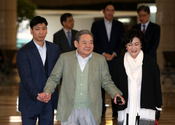 이건희(가운데) 삼성전자 회장이 3일 부인인 홍라희 리움 미술관 관장과 경호원의 손을 잡고 전용기를 타기 위해 김포공항 출국장을 나서고 있다.  연합뉴스